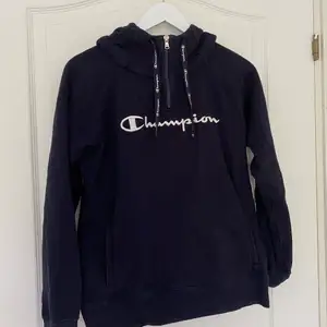 Fin mörkblå zip-hoodie från Champion. Står strl M, men skulle säga S! Pris=160kr (frakt ingår) 💙🏌🏽‍♂️