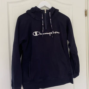 Champion zip-hoodie - Fin mörkblå zip-hoodie från Champion. Står strl M, men skulle säga S! Pris=160kr (frakt ingår) 💙🏌🏽‍♂️