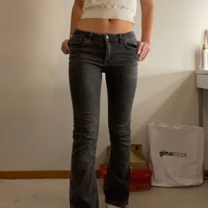 Bootcut jeans grå - Ett par gråa bootcut low waist jeans från Gina i ett bra skick har en väldigt svag fläck på låret men den syns inte (skriv för bild) säljer då de börjar bli korta på mig! Men är i ett väldigt bra skick!❤️