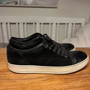 Lavins - Skornas sula är relativt vit och mockan e 8.5/10. Stl 45