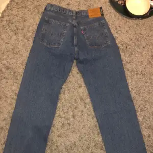 Ett par snygga ljusblå Levis jeans. Väldigt bra skick då de aldrig kommit till användning😊(säljer åt min grabb)