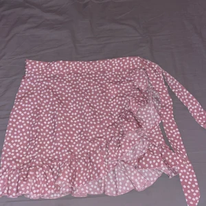 Fin kjol  - Säljer denna fina kjol för att den är för liten för mig. 