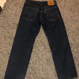 Ett par snygga mörkblå Levis jeans som inte kommer till användning. Extremt bra skick då de knappt är använda😇(säljer åt min grabb)