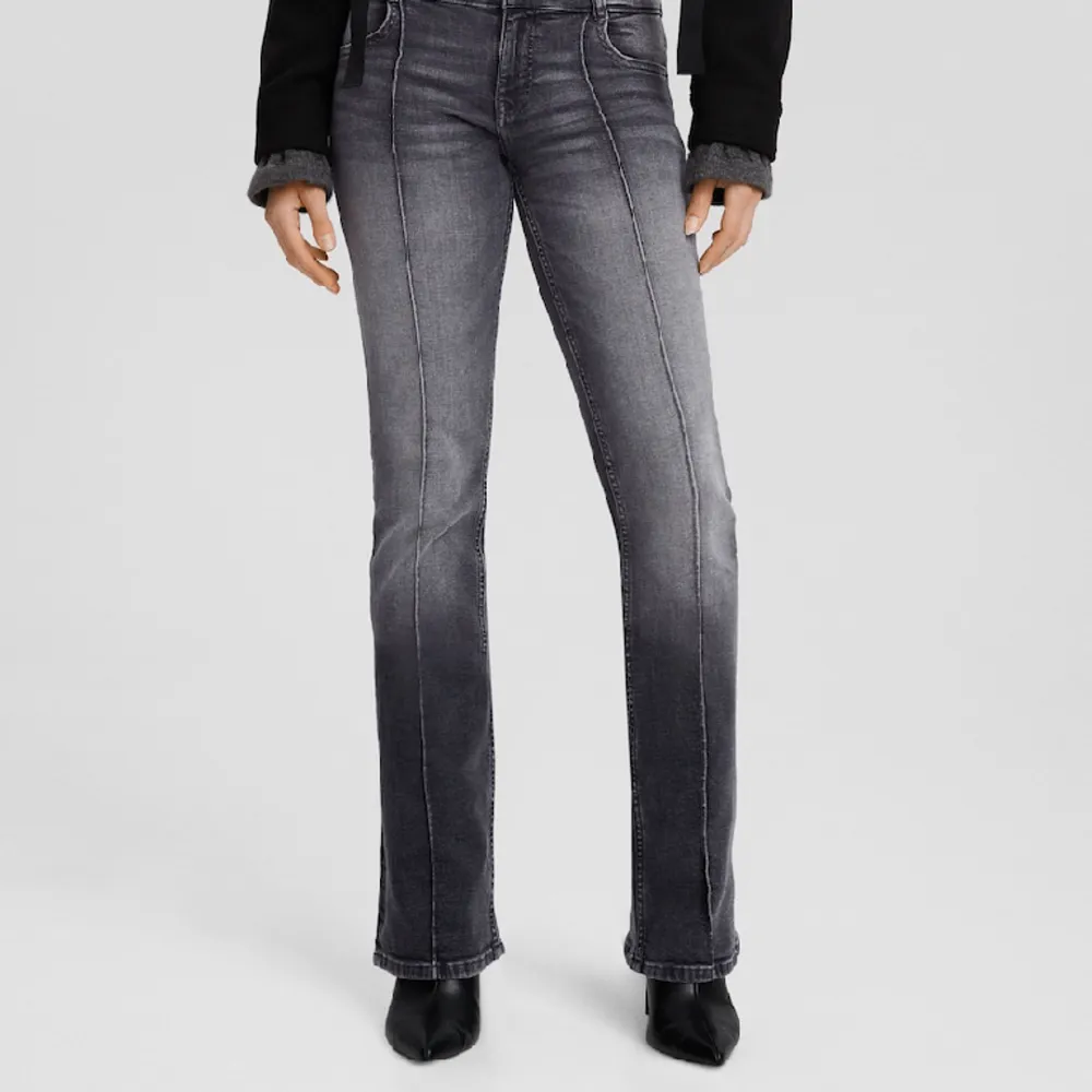 Säljer dessa snygga berska jeans som trendar! Jätte bra skick och använda ca 5 ggr. Säljer då de inte passar! . Jeans & Byxor.