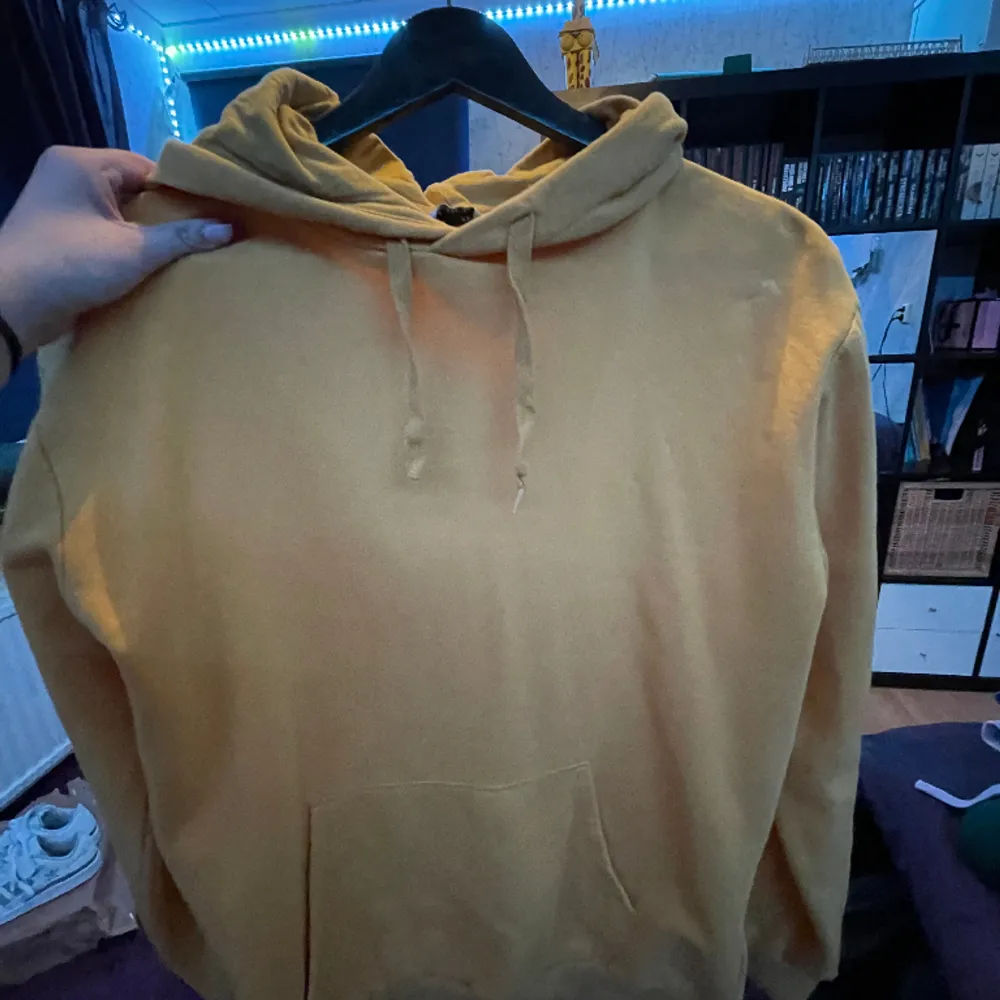 Lite oversized gul hoodie med luva och snören💛  Tvätt: 40 grader  Material: 85% bomull 15% polyester . Hoodies.