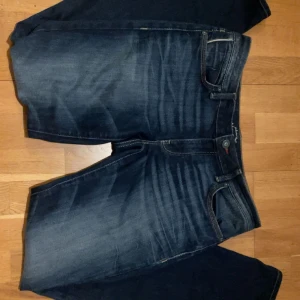 SNYGGA OANVÄNDA Mavi jeans - Säljer mina oanvända MAVI jeans som är lågmidjade. I modellen bootcut. Nypris 550kr. Helt oanvända och skulle klassas som ”ny utan prislapp”. Lite små i storleken. Storlek 31/34 men passar 29 och 30 i midjan. Skriv om frågor💓🥰! Pris kan diskuteras!☺️