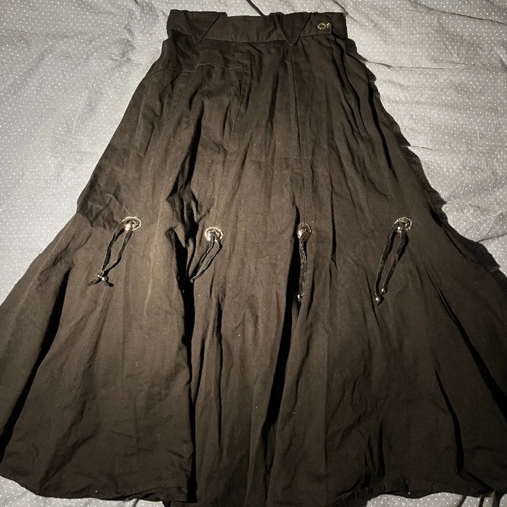 Söt svart kjol köpt på Beyond retro. De står ingen storlek men den är 65 cm i midjemått, och ca 80 cm lång. Bra skick.💕. Kjolar.