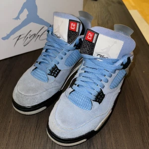 Jordan 4 UNC retro - Säljer mina Jordan 4 då de inte är min stil längre och inte kommer till användning, skorna är i bra skick men spår av användning (box med kommer). Fler bilder dm! Skorna köpta för 5500kr 