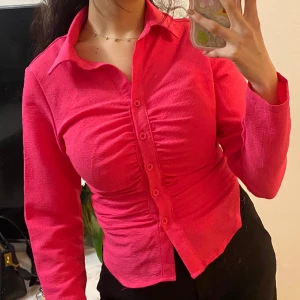 🩷 - Säljer denna fina skjorta som är köpt från shein. Använt en gång endast. Storleks men sitter perfekt på mig som har xs i storlek🩷