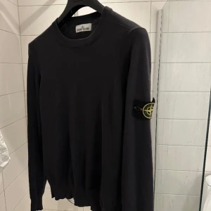 Stone island stickad - Stone island stickad tröja som är inprincip helt ny. Säljer pga använd aldrig.  Färg: grå   Pris 995kr   Storlek: M  Cond: 9/10