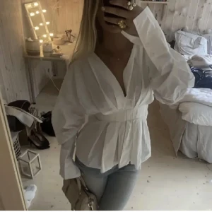 Blus - Superfin vit blus som ej kommer till användning tyvärr. 