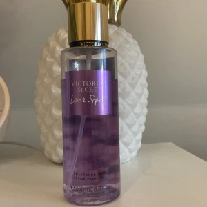 Victorias secret Love spell - Säljer en Love spell bodymist från Victorias secret. Ca 70% kvar och säljer då jag inte använder den. Köpt för 280☺️ ❗️Tryck inte på ”köp nu”❗️