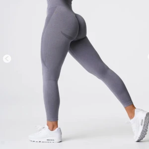 NVGTN contour tights  - Sparsamt använda i väldigt bra skick, kommer bara inte till användning lika mycket längre 🥰