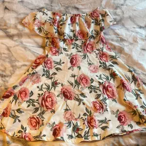 Säljer denna fina klänning till barn i storlek 11-12 år, är 10/10 i skick, inga återköp!