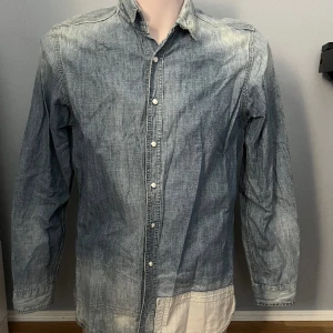 Jeansskjorta med detaljer - Bra skick och coola detaljer!