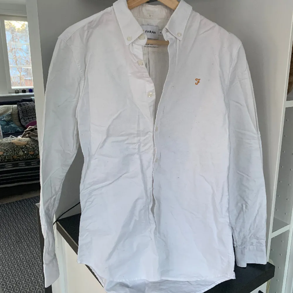 Fräsch vit skjorta från märket Farah. 100% bomull och i fin kvalitet🤩. Skjortor.