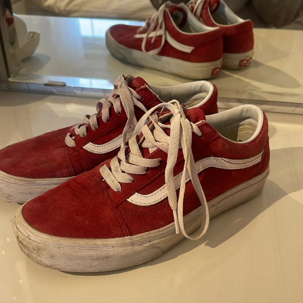 Röda Sneakers ifrån vans i storlek 38. Använd fåtal gånger i mycket gott skick . Skor.