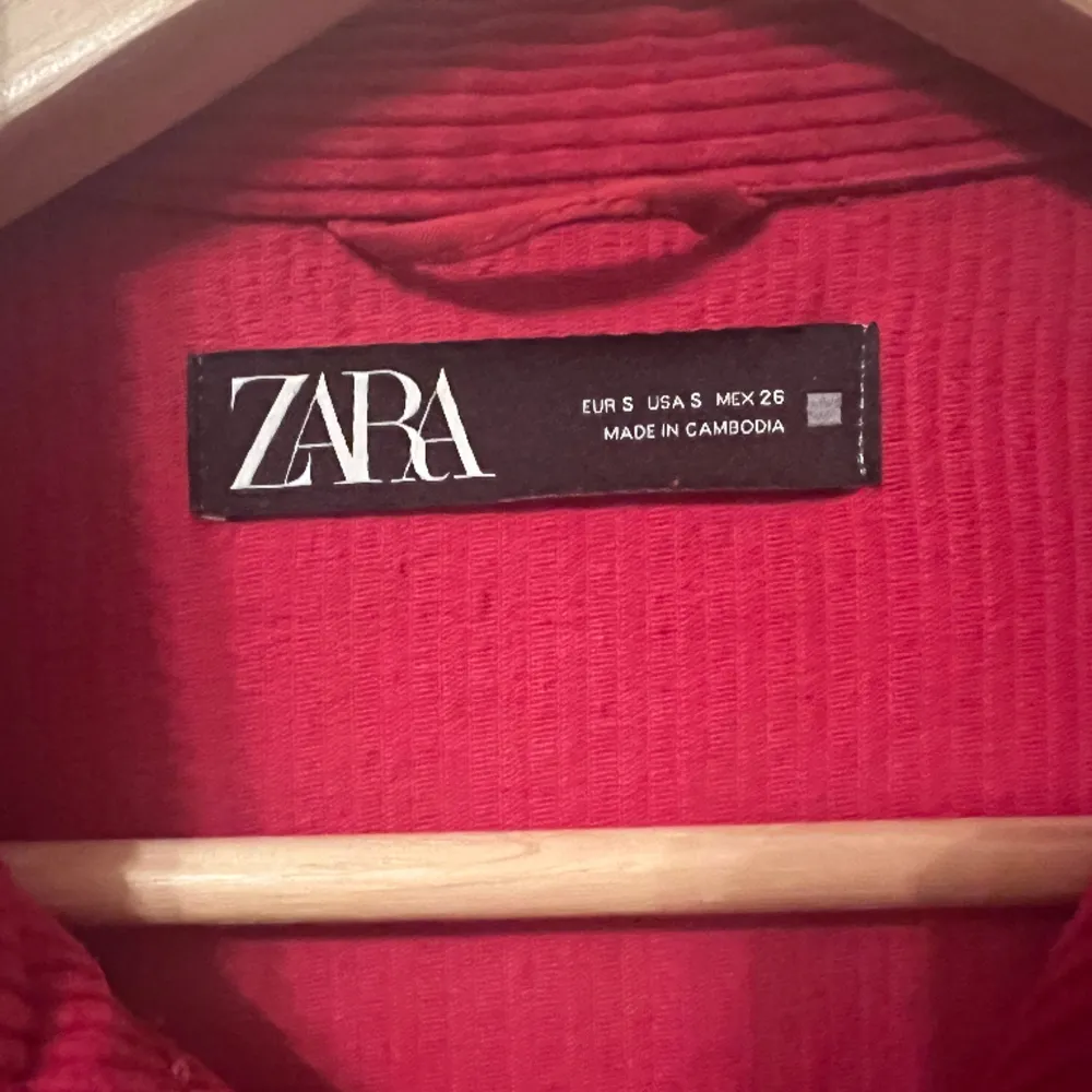 En fin och skön röd jacka från Zara, den är fin att ha på sig både inne och ute💕. Jackor.