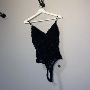 Bodysuit i spets  - En fin bodysuit för att när man vill visa lite extra skin.