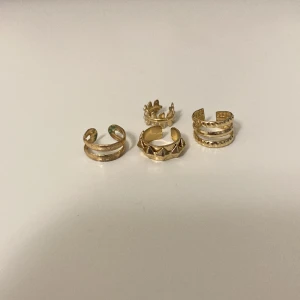 Guldörhängen  - Jätte fina guldörhängen som kan användas utan hål i öronen ❤️, använda med få skador som att de rostat ytterst lite 🫶(#64)