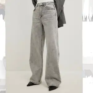 Ljusgråa highwaist jeans från NAKD, använda en gång! 