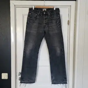 Vintage faded levis 501 med reparationer. Riktigt feta passar mig bara lite kasst. Storlek på lappen säger 32/34 men passar nog mer som 32/30 Midjan är 40,5cm och inseam är 76cm eller 30inch Fråga gärna om mått eller mer bilder :) Skicka gärna offers