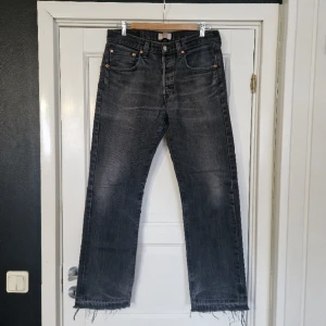 Levis 501 jeans - Vintage faded levis 501 med reparationer. Riktigt feta passar mig bara lite kasst. Storlek på lappen säger 32/34 men passar nog mer som 32/30 Midjan är 40,5cm och inseam är 76cm eller 30inch Fråga gärna om mått eller mer bilder :) Skicka gärna offers