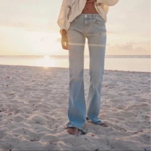 Lågmidjade zara jeansen  - Säljer dessa snygga lågmidjade ljusblåa jeanswn från zara i storlek 36😇❤️helt slutsålda på Zaras hemsida💓
