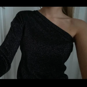 Glittrig tröja  - Skit snygg glittrig topp med en arm🥰