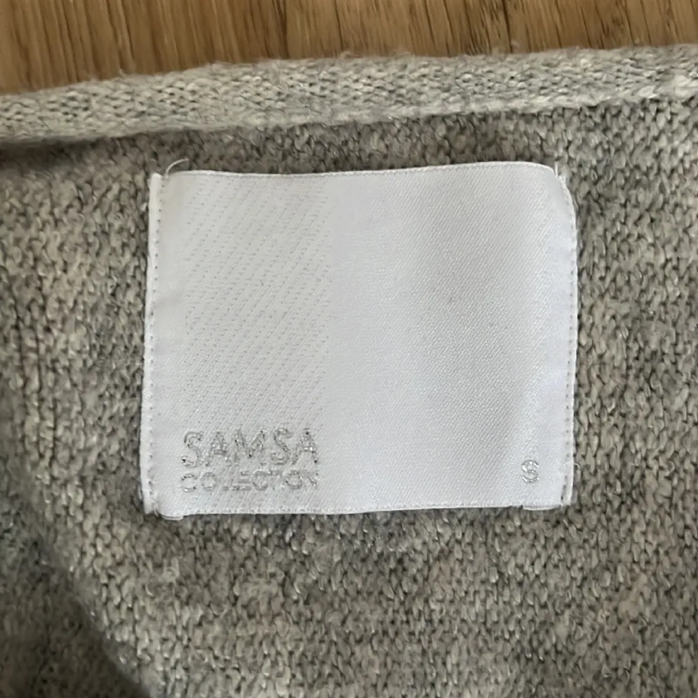 Stickad tröja från SAMSA i storlek s Finns katt i hemmet . Stickat.