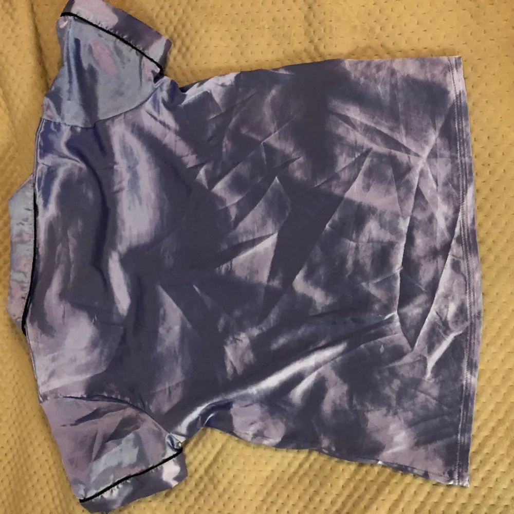 Säljer denna fina silkes pyjamas som jag köpte här på Plick. Aldrig använd av mig🤍 Storleken är M men passar även S och Xs. Hör av dig om du har frågor!😊💗. Blusar.