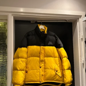 Vinterjacka💛🖤 - Vintage dunjacka från First slope 💛 Använt som vinterjacka, saknar en knapp, säljes i befintligt skick👏🏼