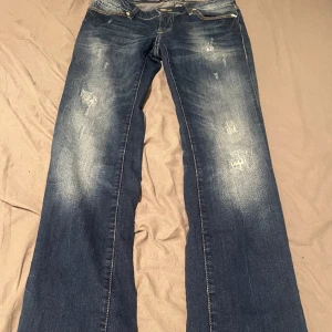 Lägmidjade jeans  - Jättefina jeans i bra skick. Märket är Mavi Jeans & Co. Står inte storlek men skulle tro att de skulle passa någon med storlek S. Skriv för fler bilder, köparen står för frakten💖