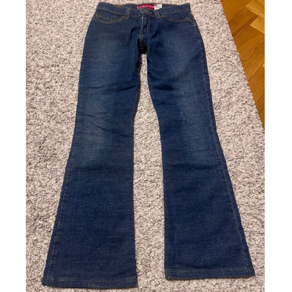 Säljer dessa supersnygga lågmidjade bootcut jeans från Levis i modellen 518💗 De har midjemåttet 36cm, innerbenslängden 70cm och totallängden 92cm 💗 De är för små för mig så har ingen bild med de på men rekommenderar att söka upp modellen 518 för bild. Jeans & Byxor.