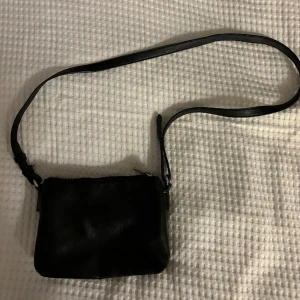 Väska med dubbelfack - Jättebra väska för konsert/festival säsongen! Rymmer mer än vad man tror. Använd flera gånger men det är inget som är sönder. Välanvänd men fin och kommer inte till användning längre.