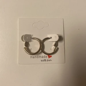 Hoop örhängen  - Guldringar! Ser lite silvriga ut pga ljuset men de är väldigt guldiga irl. 