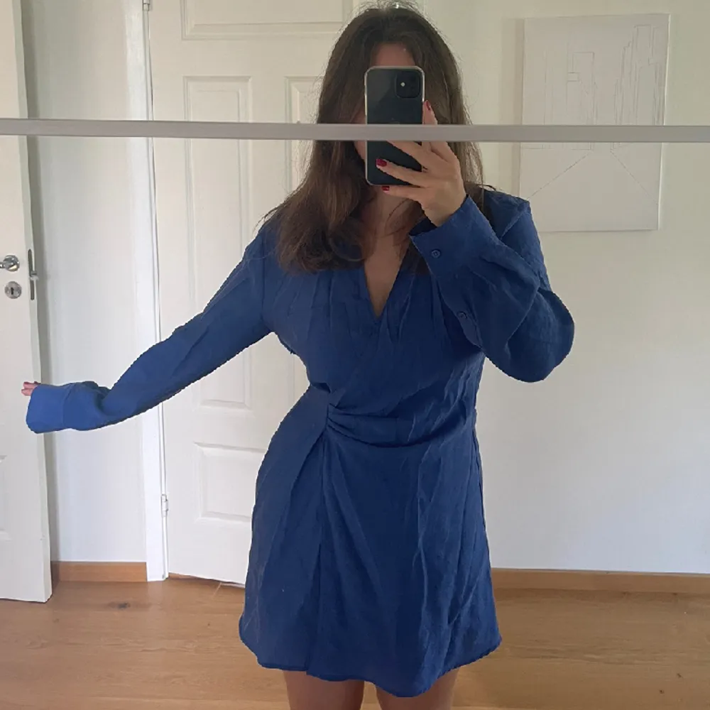ALDRIG ANVÄND. Blå skjortklänning från Zara. Lappen sitter kvar. Köpt förra året för 399kr, säljer för 170kr. Linneliknande material 🥰. Klänningar.
