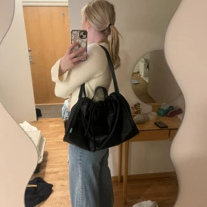 HVISK väska  - Säljer denna populära väska från HVISK som är slutsåld på deras hemsida. Och hos alls återförsäljare! Extremt cool och man får plats med mycket!  Perfekt också till skolan 😍jag har användt den till skolan. pris kan diskuteras. Nypris: 799 kr