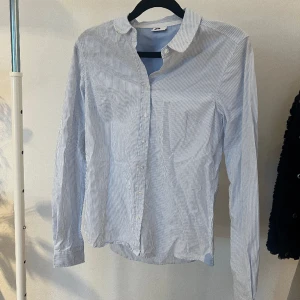 Randig skjorta - Vit och blå randig skjorta. Nyskick