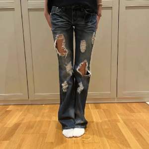 Säljer dessa jeans igen eftersom dom är för små, 32/34 i storleken. Innerbenslängd:86, midjan är 25/26 i storlek. Passar nån som är ca 165-170, säljes för 900kr 