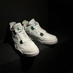 Säljer att par sprillans nya Jordan 4 Metallic green skor, 1:1 kopia.