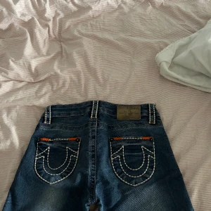 True religon jeans  - Storlek 30 men är som S. Jätte fina och jätte sköna. ÄKTA. Bootcut, low Waist. Använda Max 10 gånger. Lägre pris vid snabbt köp.