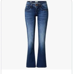 LTB Valerie lågmidjade jeans - Säljer mina LTB valerie lågmidjade jeans då dom inte längre kommer till användning💕 De är i storleken W25 L30 och har inga defekter. Skriv gärna om ni har några frågor🫶