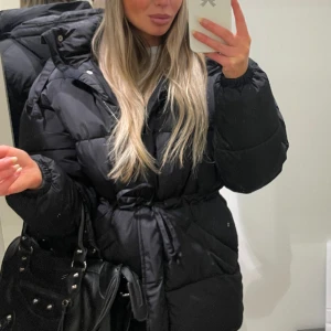 Dunjacka - Dunjacka strl xs, passar mig som är S. Dragkedja, stor luva och band i midjan🥰Fint skick🤍