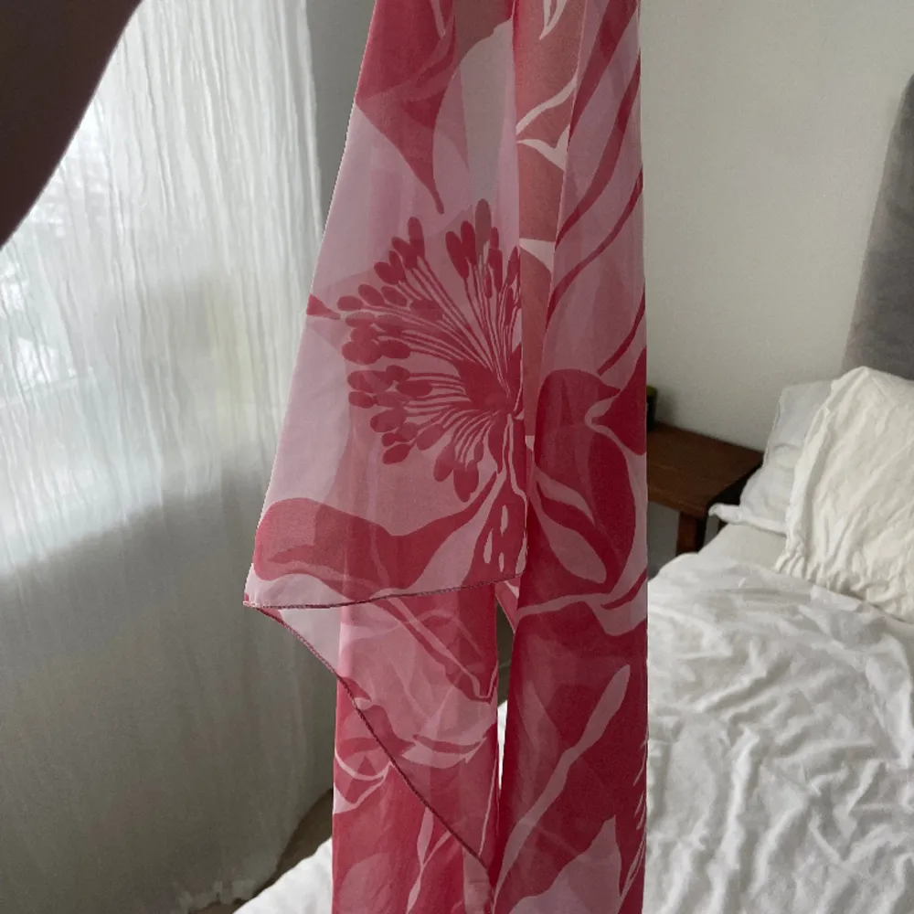 En rosa strand sjal som man kan välja hur man vill ha den och knyta den. Köpt i mykonos💞. Övrigt.