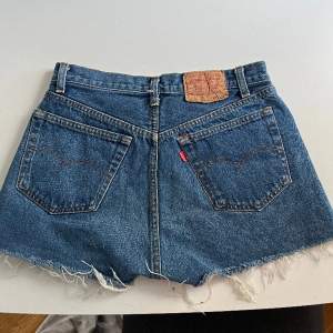 Säljer dessa supersnygga jeans shorts från Levi's. Köpt second hand för 400 kr men tyvärr inte kommit till användning. Oklar storlek men skulle uppskatta dom till en 26/27 i midjan eller strl 36