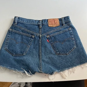 Levi's shorts - Säljer dessa supersnygga jeans shorts från Levi's. Köpt second hand för 400 kr men tyvärr inte kommit till användning. Oklar storlek men skulle uppskatta dom till en 26/27 i midjan eller strl 36