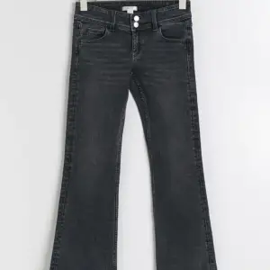 URSPRUNGS PRIS 500kr MITT PRIS 300kr Gina tricot y2k jeans i storlek 32/Xs som är som nya och får ingen användning av dom längre!