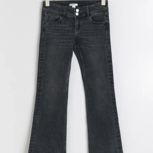 Jeans - URSPRUNGS PRIS 500kr MITT PRIS 300kr Gina tricot y2k jeans i storlek 32/Xs som är som nya och får ingen användning av dom längre!