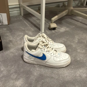 Nike air force 1 blå - Fina skor som perfekta presenten 